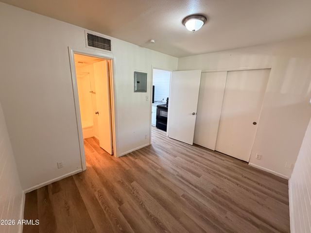 6802 W GLENDALE Avenue 7, Glendale, AZ 85303