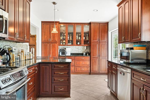 10917 WOODHAVEN DR, Fairfax, VA 22030
