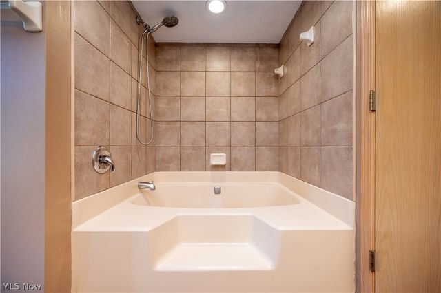 5128 Clearfield Drive, Mineral Ridge, OH 44440