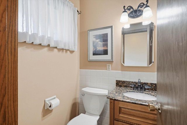 10780 Crestview DRIVE, Cedarburg, WI 53012