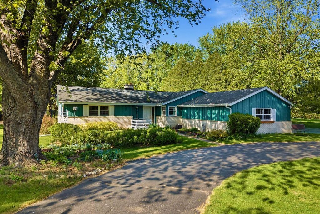 10780 Crestview DRIVE, Cedarburg, WI 53012