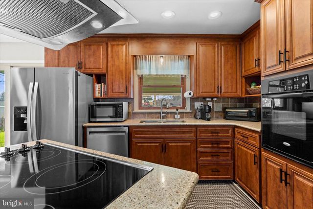 239 MILL RD, Mount Joy, PA 17552