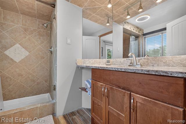 217 Davis Lake Drive, Oxford, MI 48371