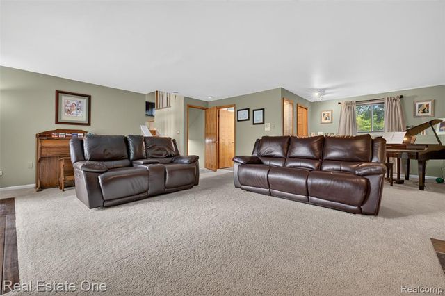 217 Davis Lake Drive, Oxford, MI 48371