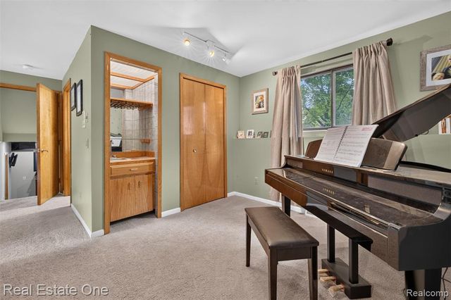 217 Davis Lake Drive, Oxford, MI 48371