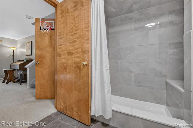 217 Davis Lake Drive, Oxford, MI 48371