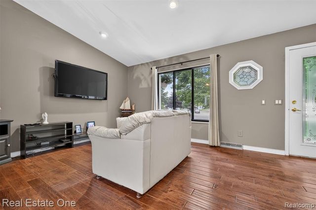217 Davis Lake Drive, Oxford, MI 48371