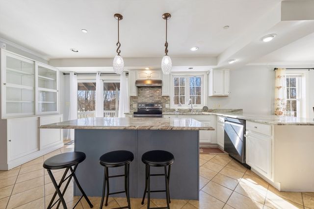 9 Falcon Ln, Haverhill, MA 01832