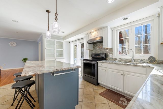 9 Falcon Ln, Haverhill, MA 01832