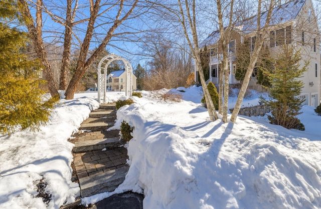 9 Falcon Ln, Haverhill, MA 01832