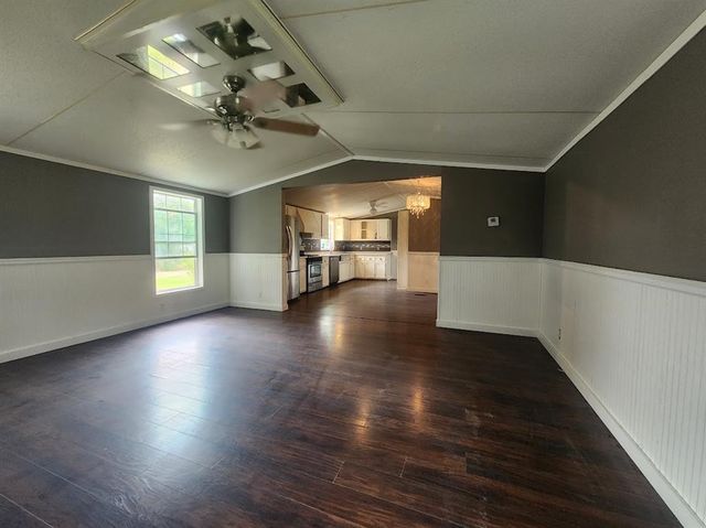 5826 W 2nd Street, Sheridan, TX 77475