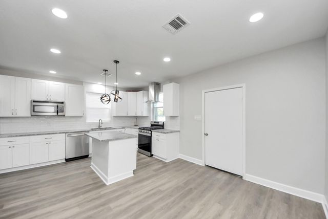 508 Navajo Dr, Montgomery, TX 77316