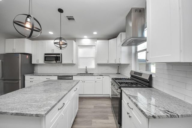 508 Navajo Dr, Montgomery, TX 77316