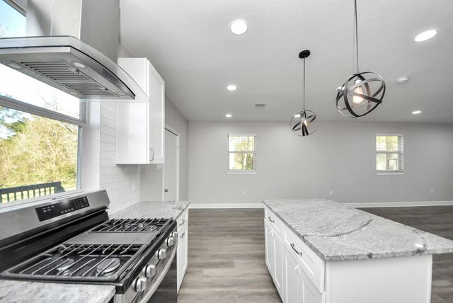 508 Navajo Dr, Montgomery, TX 77316