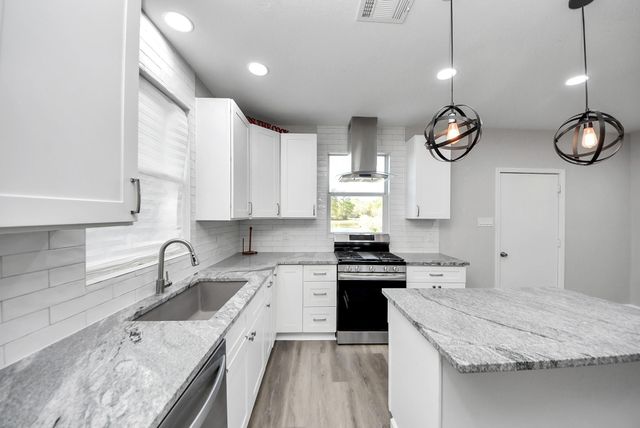 508 Navajo Dr, Montgomery, TX 77316