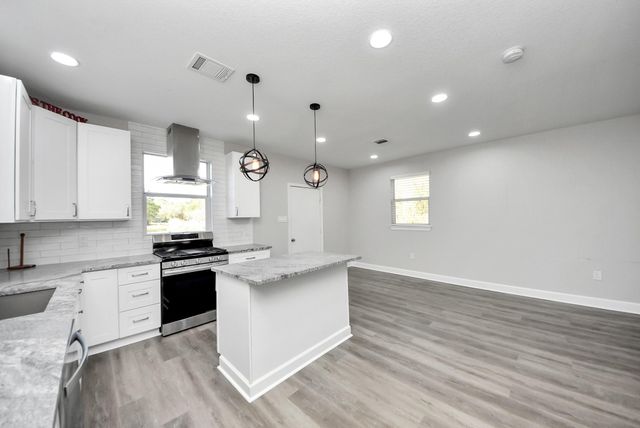 508 Navajo Dr, Montgomery, TX 77316