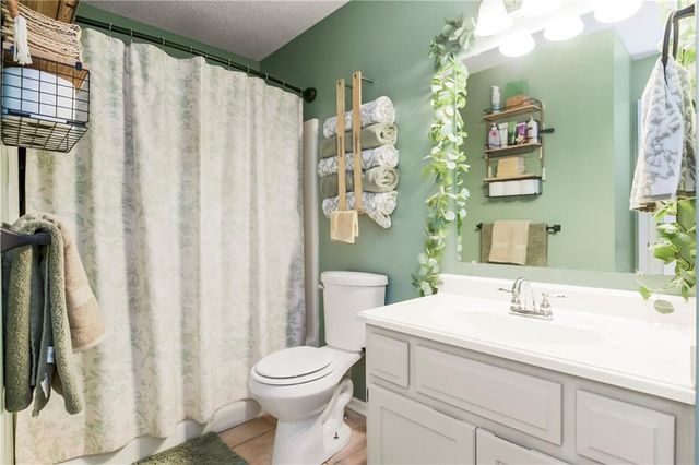 700 S DEERFIELD Drive, Bonner Springs, KS 66012