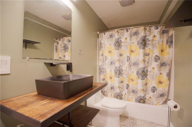 700 S DEERFIELD Drive, Bonner Springs, KS 66012