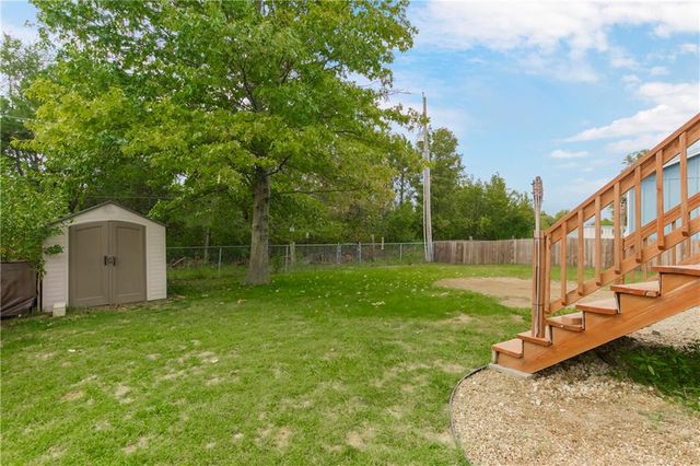 700 S DEERFIELD Drive, Bonner Springs, KS 66012