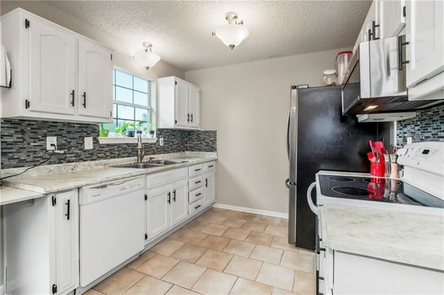 700 S DEERFIELD Drive, Bonner Springs, KS 66012