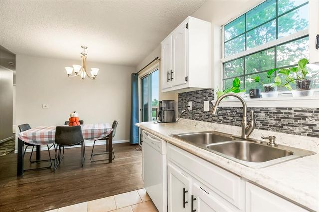 700 S DEERFIELD Drive, Bonner Springs, KS 66012