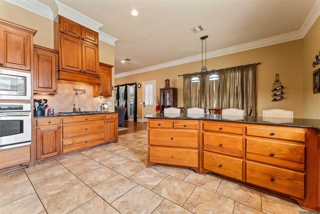 37276 Renaissance Dr, Prairieville, LA 70769