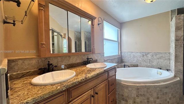 1141 Scarborough Dr, Davie, FL 33324