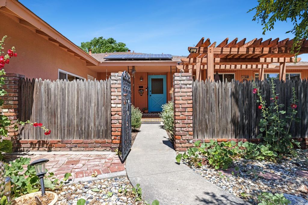 Image 2 of property listing at 308 Dartmouth Avenue, Coalinga, CA 93210