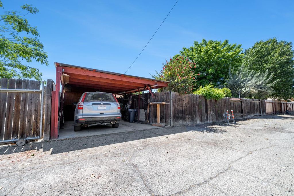 Image 24 of property listing at 308 Dartmouth Avenue, Coalinga, CA 93210