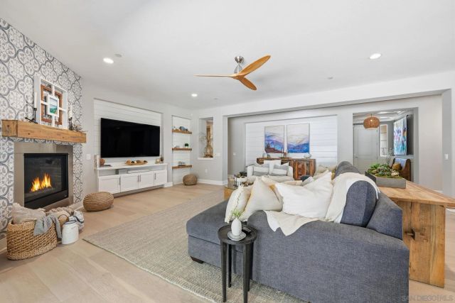 406 Glin Ct, Vista, CA 92081