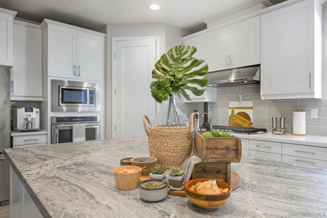 406 Glin Ct, Vista, CA 92081