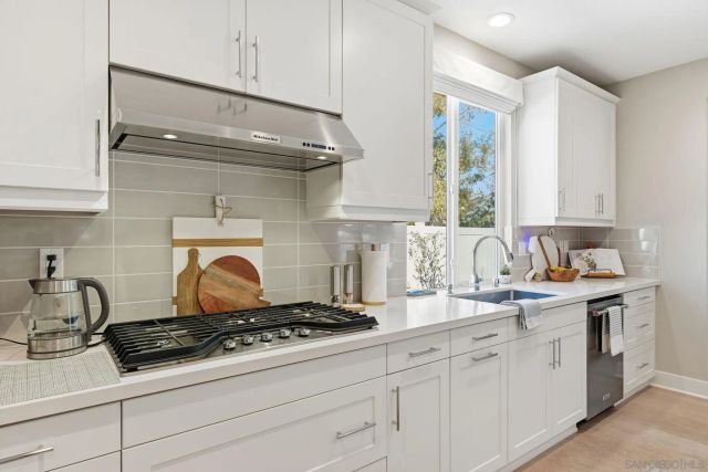 406 Glin Ct, Vista, CA 92081