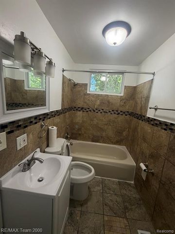 25526 New York Street, Dearborn Heights, MI 48125