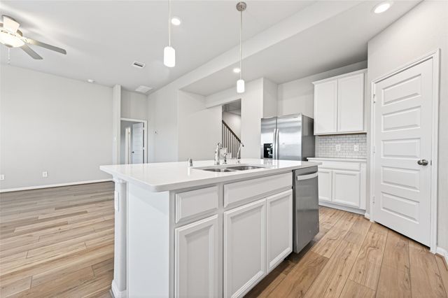 1322 Eagle Pass Drive, Rosharon, TX 77583