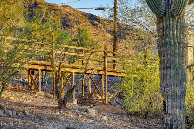 2324 W SUNRISE Drive, Phoenix, AZ 85041