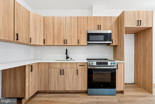 2424 W THOMPSON ST, Philadelphia, PA 19121