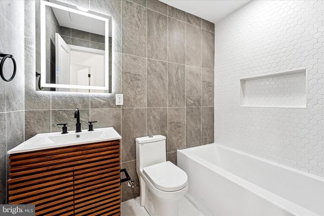 2424 W THOMPSON ST, Philadelphia, PA 19121