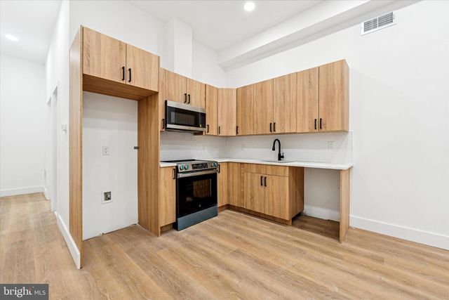 2424 W THOMPSON ST, Philadelphia, PA 19121