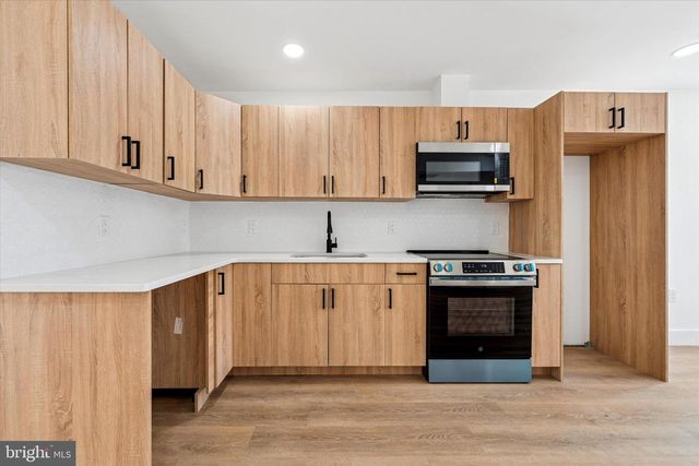 2424 W THOMPSON ST, Philadelphia, PA 19121