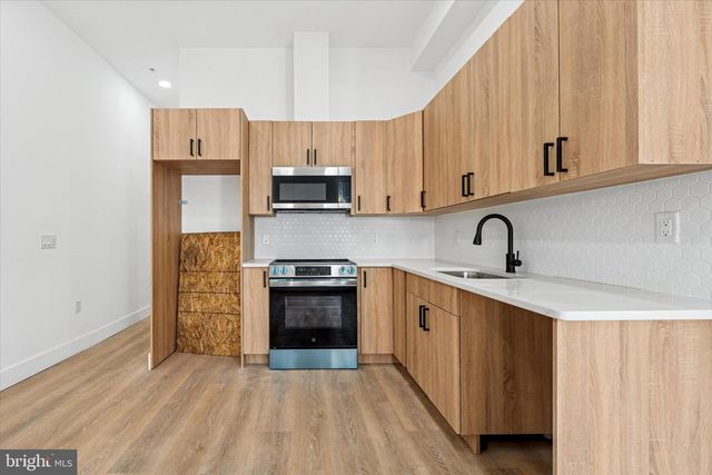 2424 W THOMPSON ST, Philadelphia, PA 19121