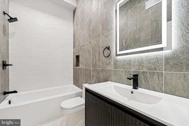 2424 W THOMPSON ST, Philadelphia, PA 19121