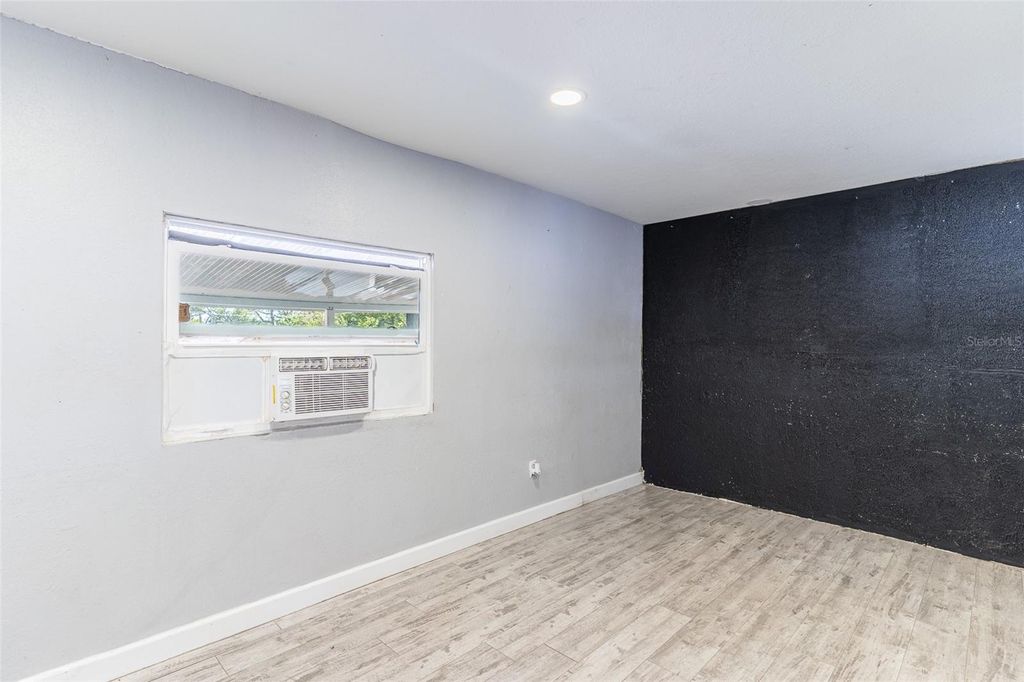 Image 6 of property listing at 5807 BARRY LANE, Tampa, FL 33634