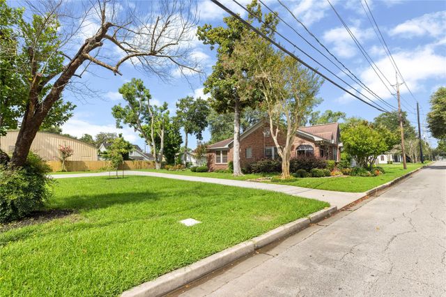 906 Higgins, Humble, TX 77338