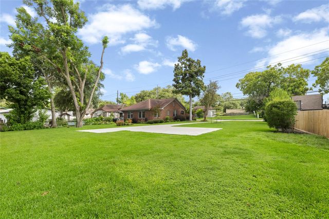 906 Higgins, Humble, TX 77338