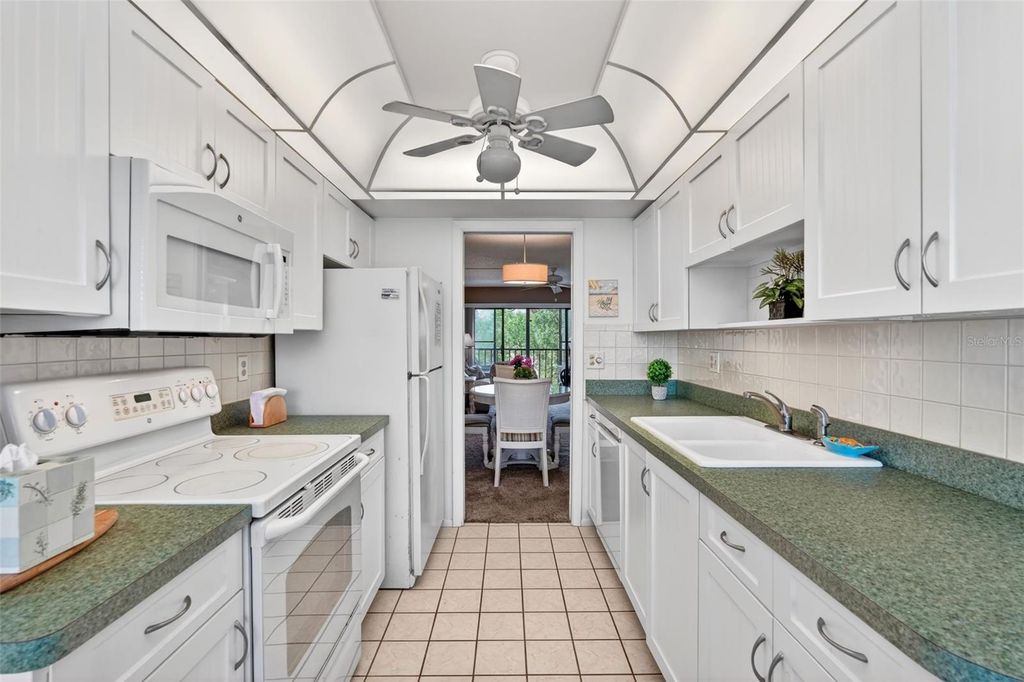 Image 12 of property listing at 505 30TH AVENUE W E303, Bradenton, FL 34205