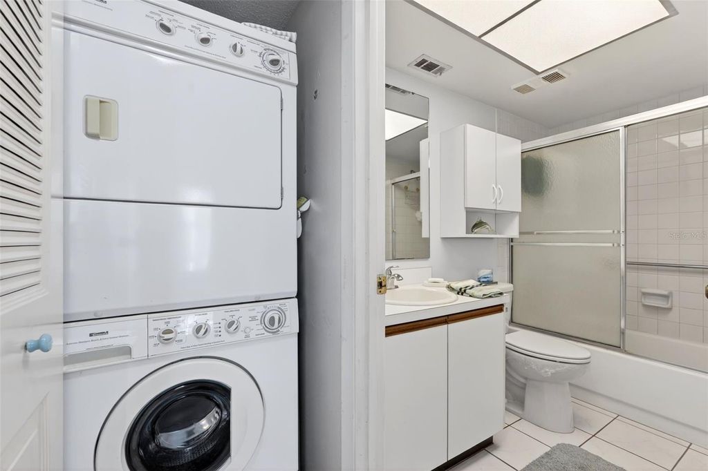 Image 32 of property listing at 505 30TH AVENUE W E303, Bradenton, FL 34205