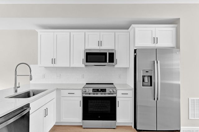 70 Whiting Street Apt G, Plainville, CT 06062