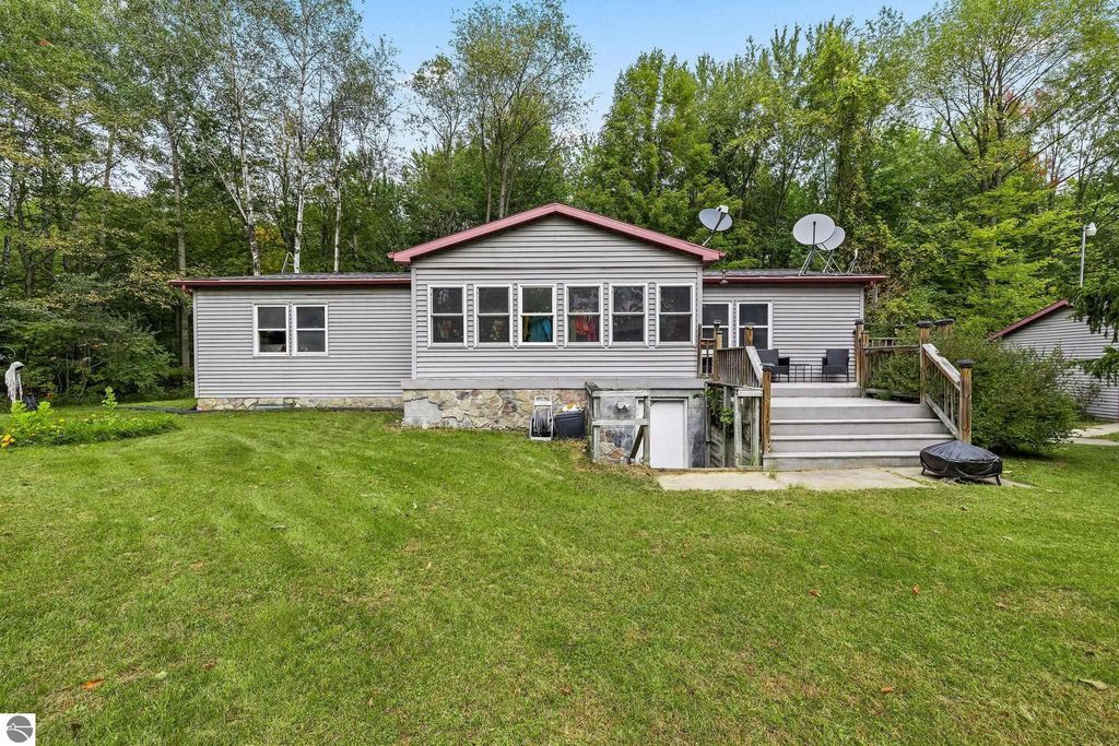 Image 1 of property listing at 4812 SE County Line Road, Shepherd, MI 48883