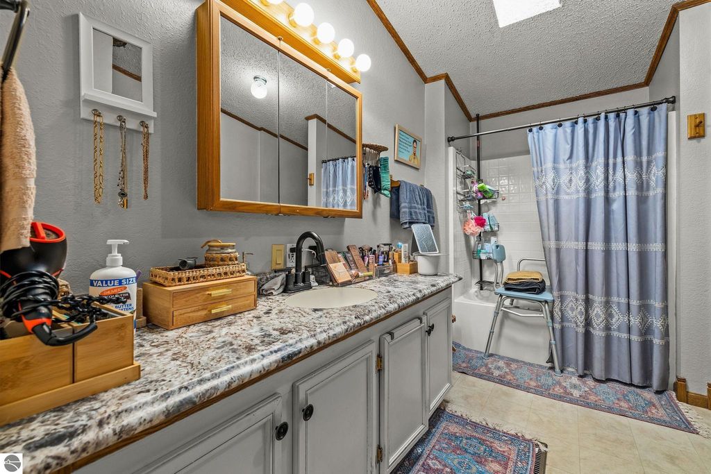 Image 14 of property listing at 4812 SE County Line Road, Shepherd, MI 48883