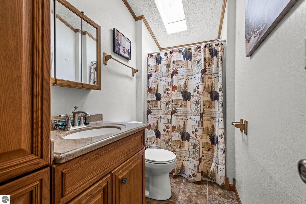 Image 16 of property listing at 4812 SE County Line Road, Shepherd, MI 48883